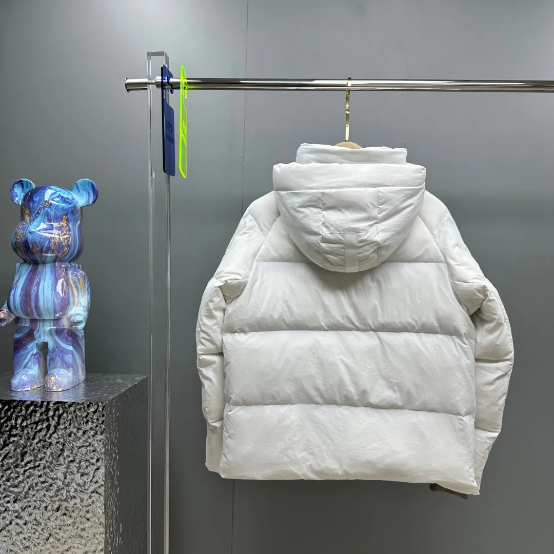P780 𝗖𝗔𝗡𝗔𝗗𝗔 𝗚𝗢𝗢𝗦𝗘/Canada Goose capsule series macaron white label down jacket Fabric: Made of soft EnduraLuxe fabric imported from DuPont, CORDURA, USA, which enhances the durability of easy-to-wear parts, is lightweight and durable; the liner is made of 400T anti-velvet gallbladder, which is comfortable, soft and non-velvet. Hat: It has a detachable hood, which can be adjusted in two directions, and is also filled with down, which brings greater softness and wrapping around the head and neck, and is full of warmth. This parka has white trim at the back and around the hood, and the hood hardware is all original and custom-made to match the soft color of the fabric. Goose logo: The official website’s new series of large goose logos made of silicone, non-embroidered logos. Length: Fit hip-length. Accessories: The chest chain and pocket chain are all customized by YKK zipper company, and the zippers are consistent with the original color of the clothes; the zipper placket and inner straps are customized with the original Canada Goose logo; the cuffs are made of cashmere ribbing to increase comfort and lock in heat. Pockets: 3 exterior pockets: Fleece-lined hand-warmer pockets with two-way zipper closure for easy access. Security pocket with zipper closure under fly; 2 interior pockets: drop-in pocket Colors: Melt Blue, Moonlight Lime, Soft Pink, Beichen White Sizes: 𝗫𝗦-𝗦-𝗠